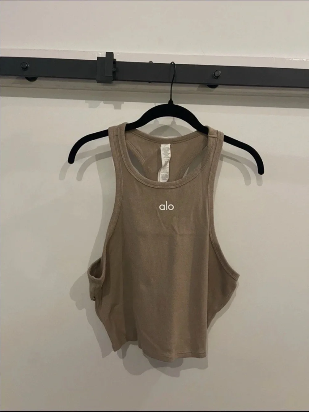 ALO YOGA Aspire Crop Tank Ribbed Racerback in Gravel Size: L (NWOT) 🏷️ MSRP: $68 - Picture 3 of 6